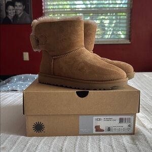 UGG W Naveah Chestnut Boots with Shearling and Bow
